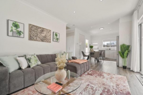 Modern 2 Bedroom Oasis 4 Mins Drive to the Beach, Sydney
